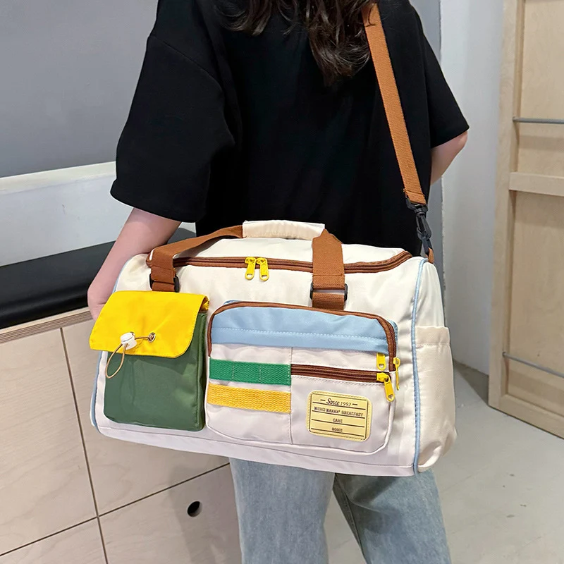 Geräumige Reisetasche mit mehreren Taschen Karnz