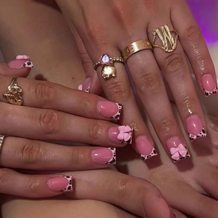 Blumenmuster-Nagelkunst Karnz