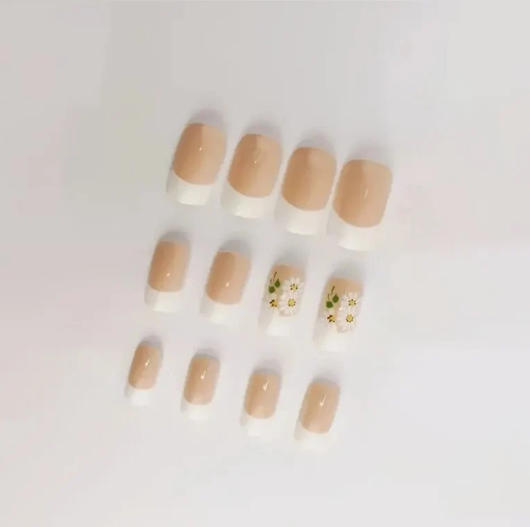 Floral French Tip Nagelkunst Verbesserungen Karnz