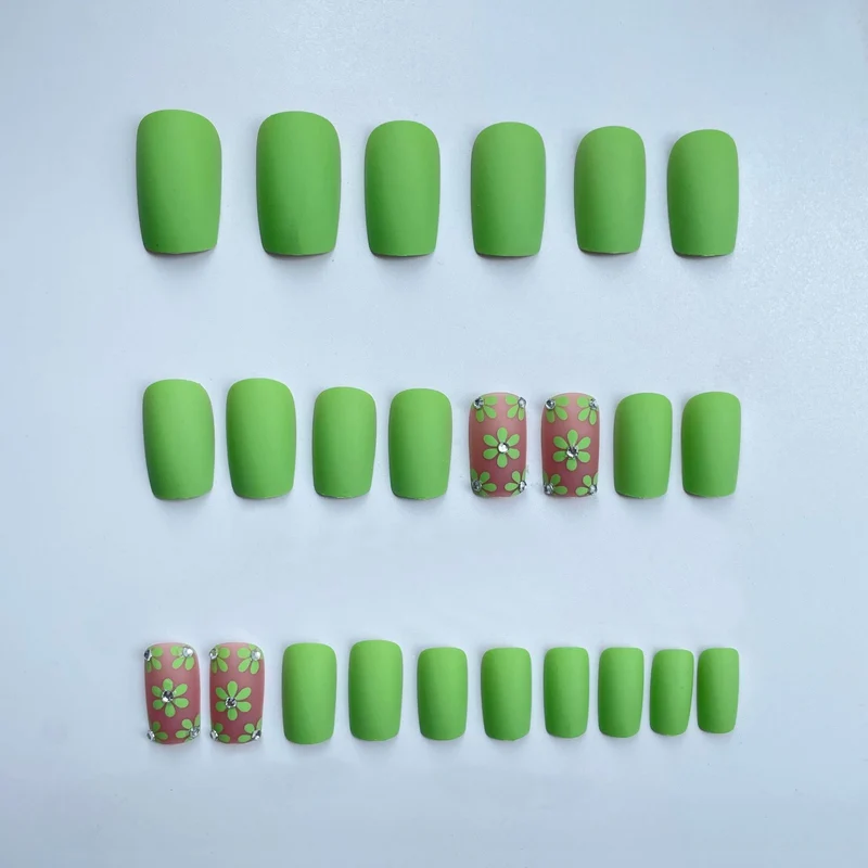 Florales Design Nagelverzierungen Karnz