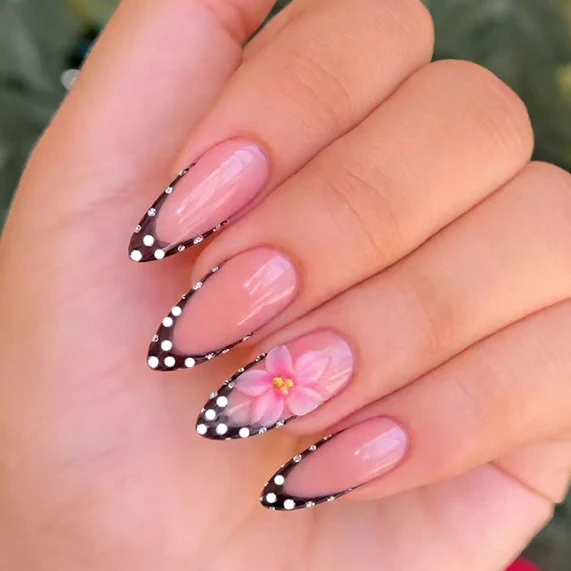 Blumenakzent Stiletto Nagelkunst Karnz