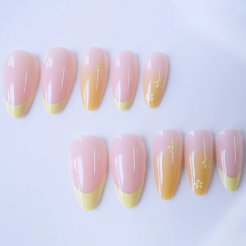 Florale Akzent-Gel-Nagelkunst Karnz