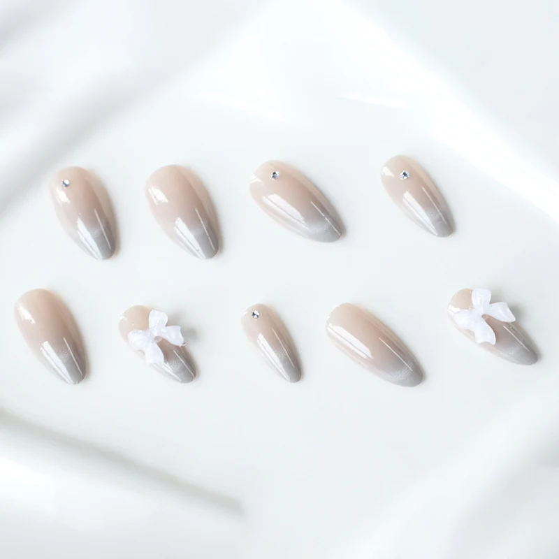 Elegante Strass- und Schleifen-Nagelkunstverlängerungen Karnz