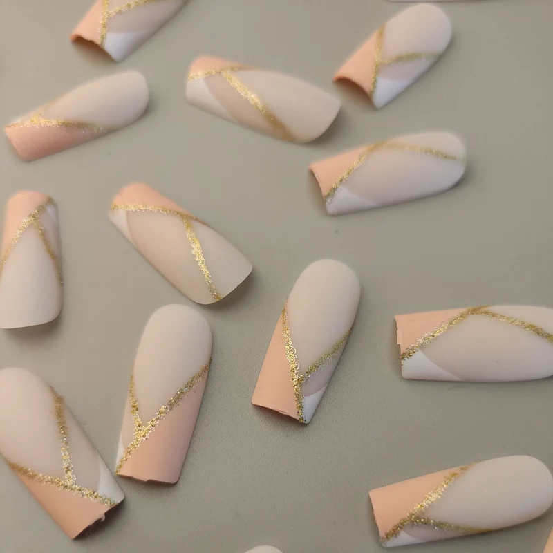 Elegantes Press-On-Nagelkunstset mit goldenen Akzenten Karnz