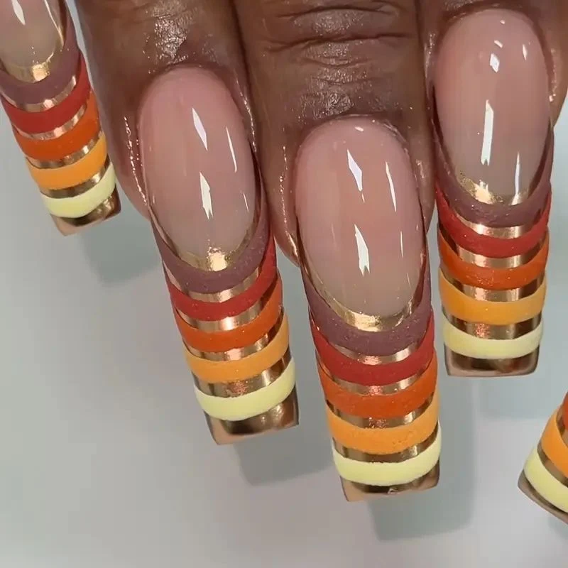 Elegantes irideszentes Nageldesign Karnz