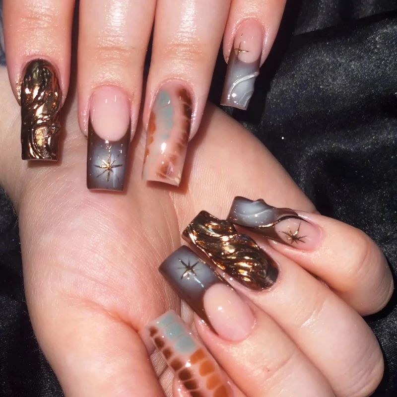 Elegantes irideszentes Nageldesign Karnz