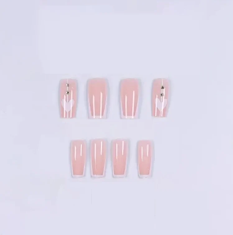 Elegante Herzdesign Nagelverstärkungen Karnz