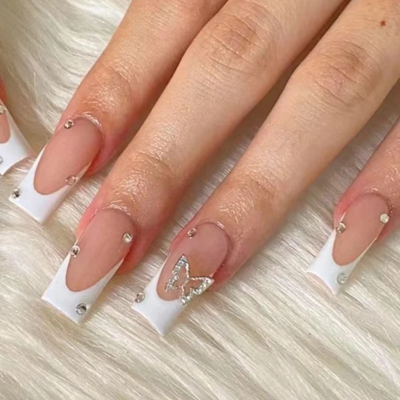 Elegante mit Glitzer verzierten French Tip Acrylnägel Karnz