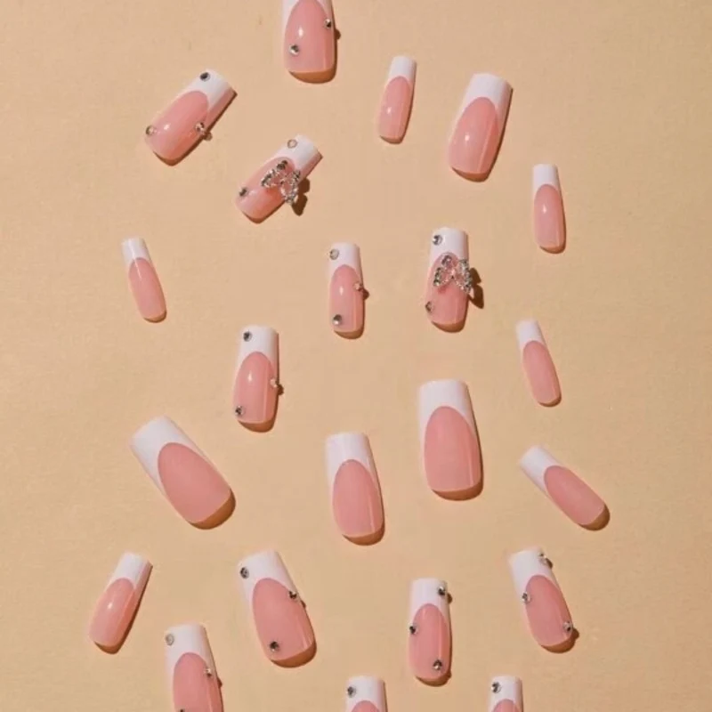 Elegante mit Glitzer verzierten French Tip Acrylnägel Karnz
