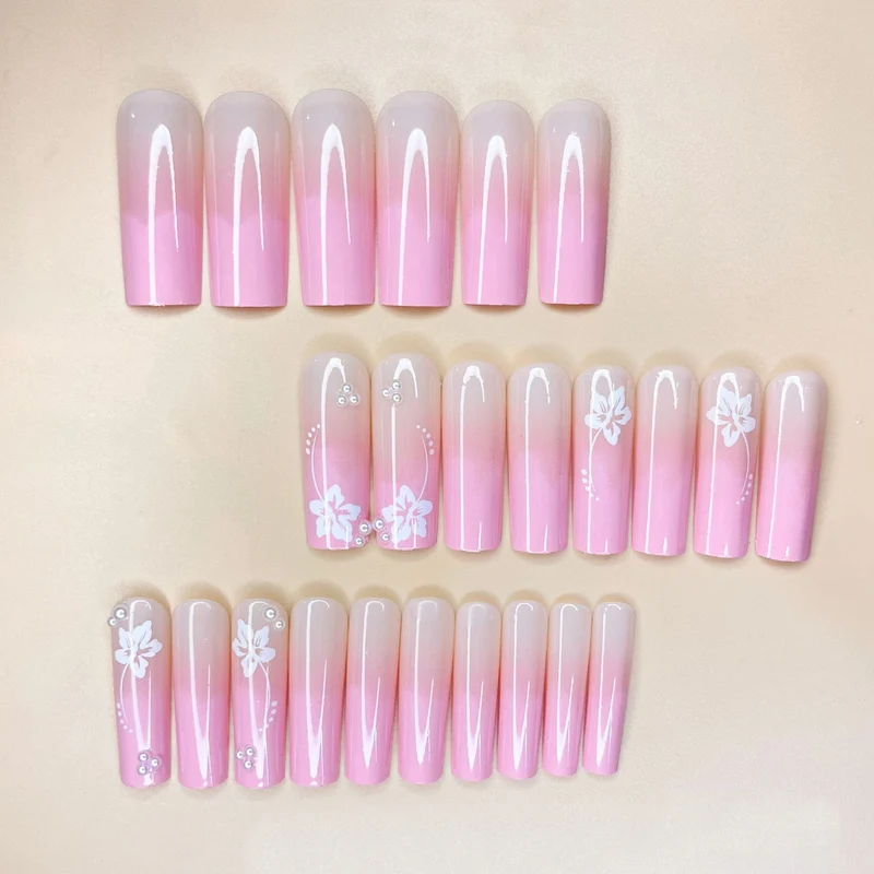 Elegante florale Nagelverlängerungen Karnz