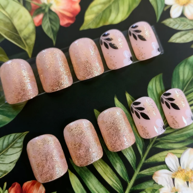 Elegante Blumen Grafik Nagel Set Karnz