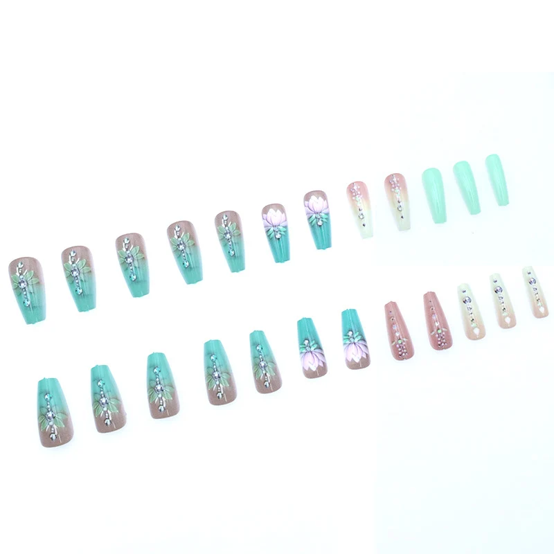 Elegante florale Edelstein-Nagelkunst Karnz