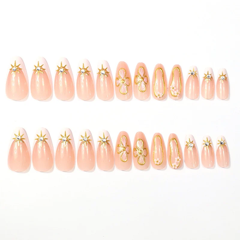 Elegante florale Design-Nagelverzierung Karnz
