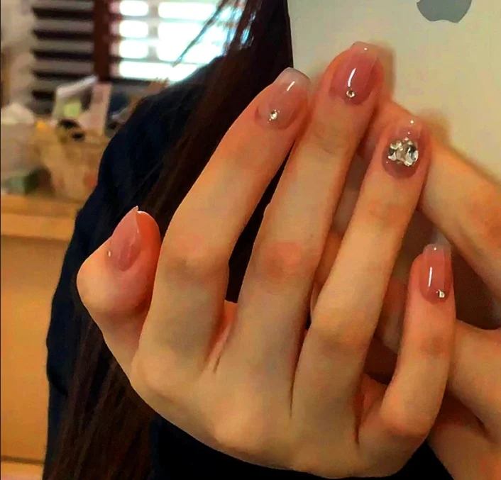Elegantes, mit Kristallen verziertes Press-On-Nagelset Karnz