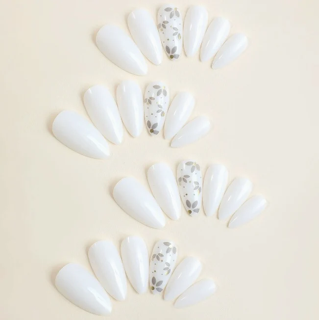 Elegante mandelförmige Nagelkunst Karnz