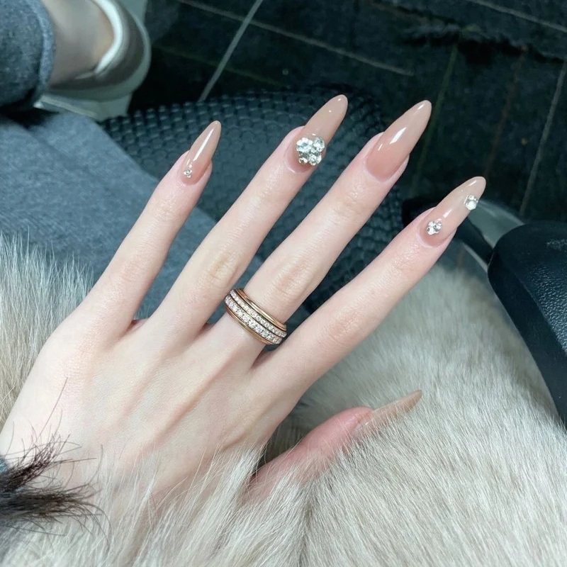 Dekorative Stiletto Nagelverlängerungen Karnz