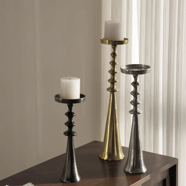 Eleganter Metallkerzenhalter