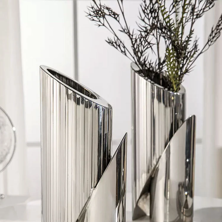 Skulpturale Metallische Dekorative Vase
