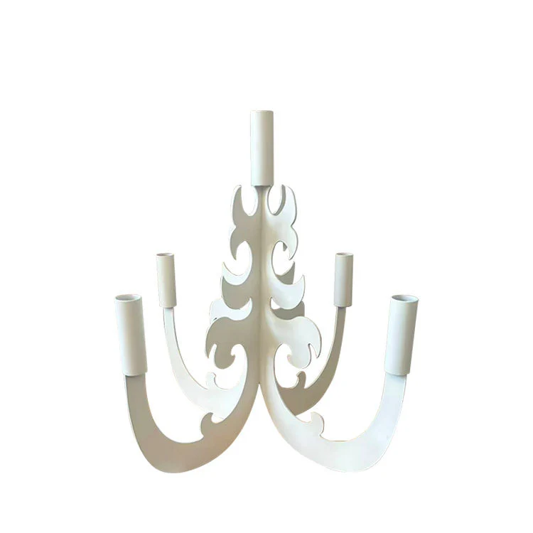 Verschnörkelter Metallkerzenhalter
