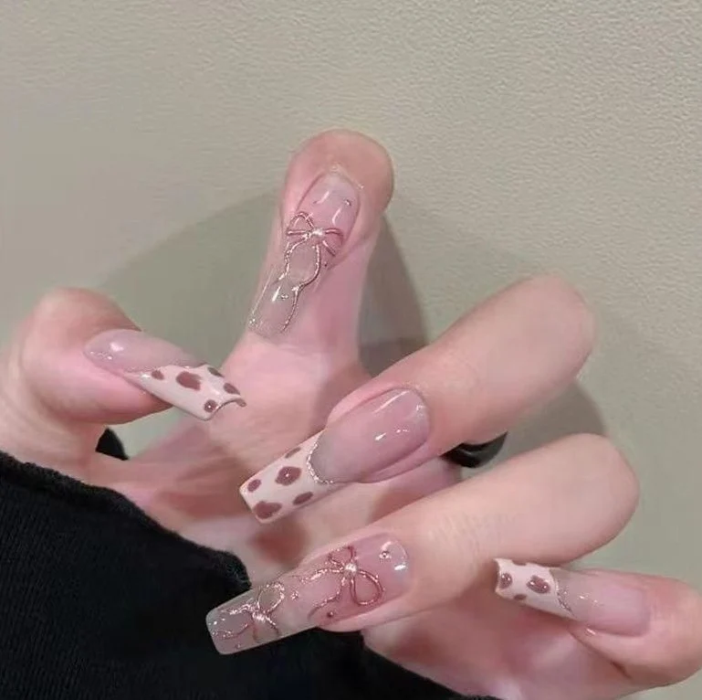 Dekorative Glitzer French Tip Nagelverzierungen Karnz