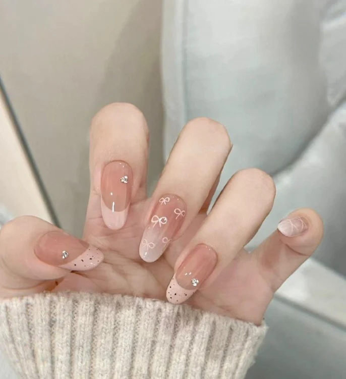 Dekorative Glitzer French Tip Nagelverzierungen Karnz