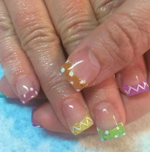 Dekorative French Tip Nagelkunst Karnz