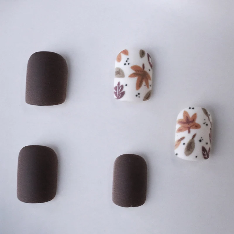 Herbst-inspirierte florale Nagelkunst-Verstärkungen Karnz