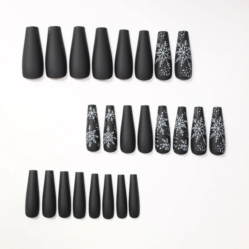 Künstlerisches Winter-Themen Nagelkunst Design Karnz