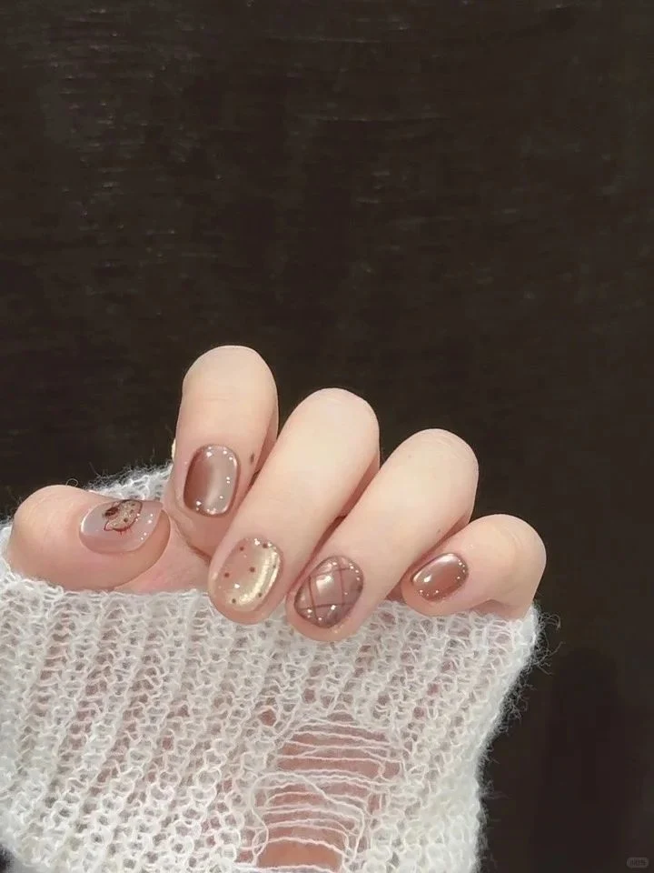 Künstlerisches Herzmuster Nagelkunstverlängerungen Karnz