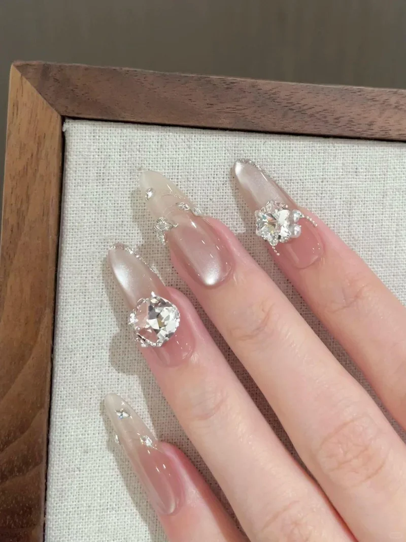 Künstlerisches Herzmuster Nagelkunstverlängerungen Karnz