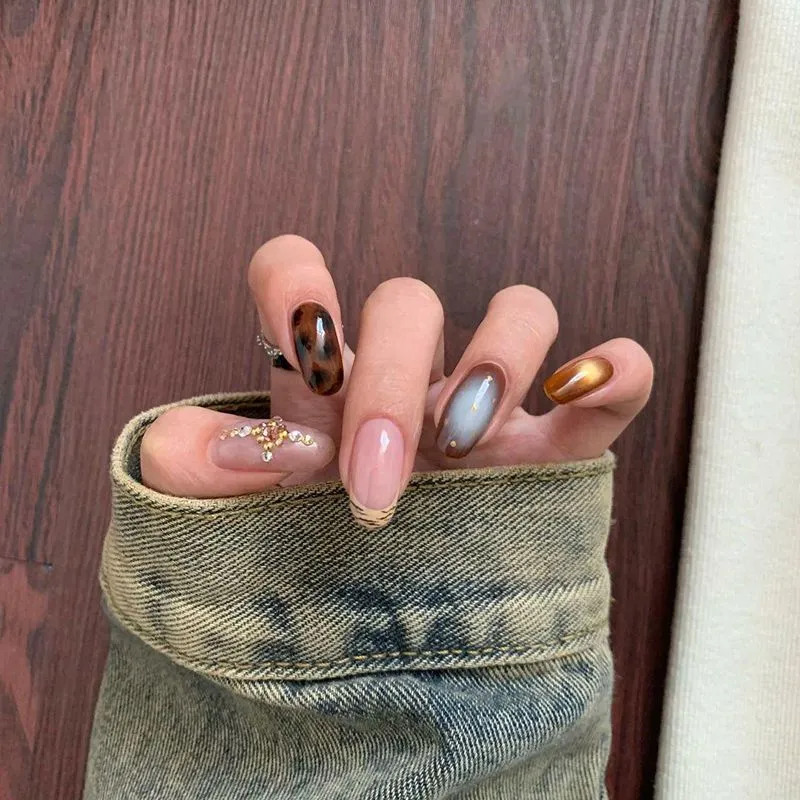 Künstlerisches Herzmuster Nagelkunstverlängerungen Karnz
