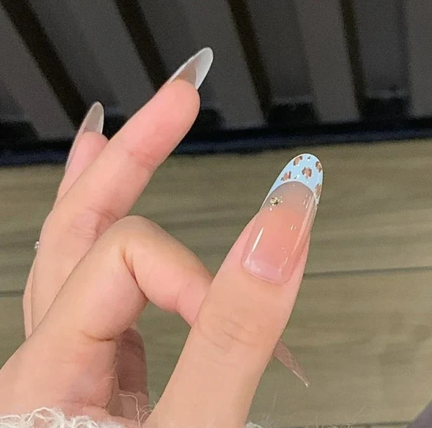 Künstlerische geometrische Nagelkunst Verbesserungen Karnz