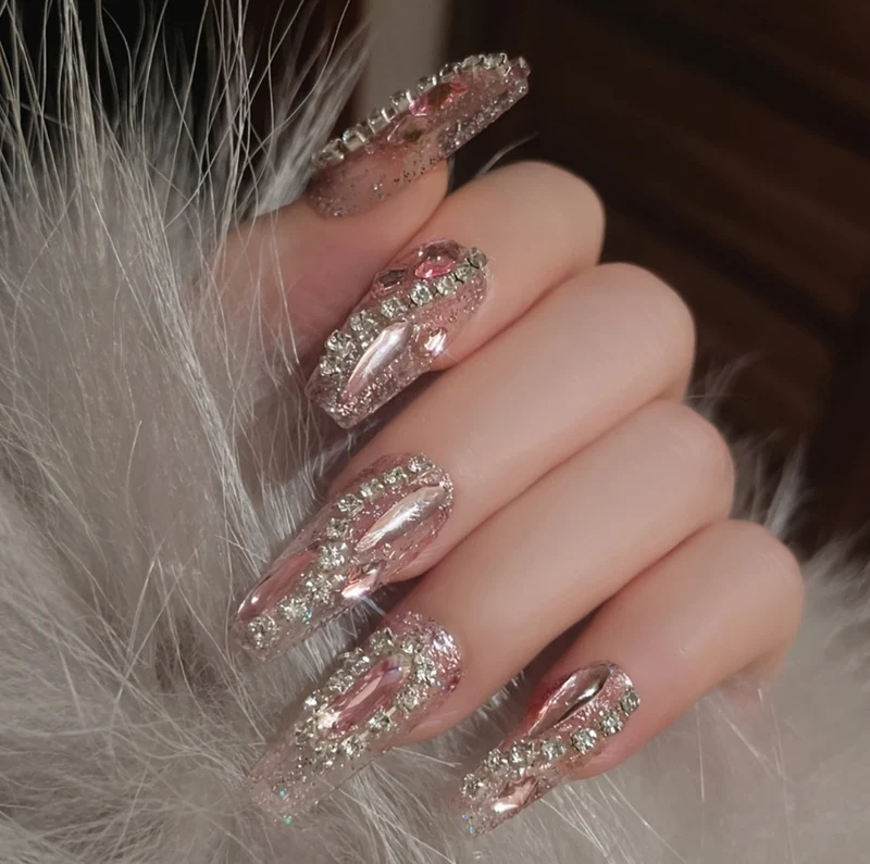 Künstlerische, mit Kristallen verzierte Nagelverlängerungen Karnz