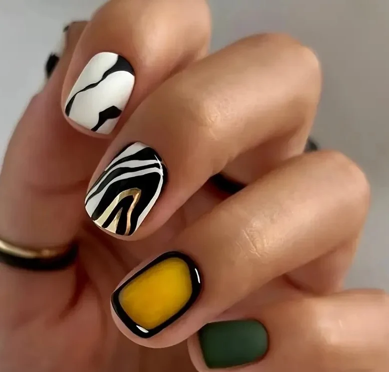 Künstlerische abstrakte Nagelkunst Karnz