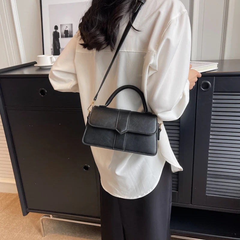 Strukturierte Mini-Schultertasche