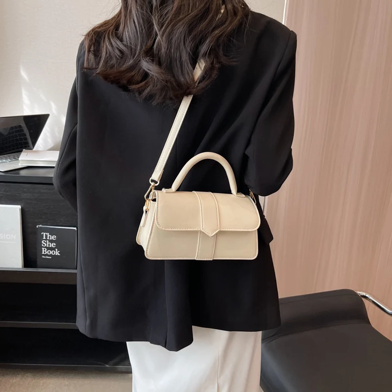 Strukturierte Mini-Schultertasche