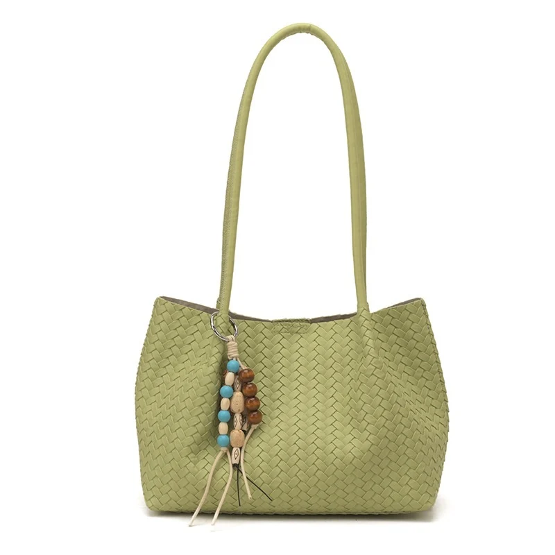 Gewebte Leder-Tote mit dekorativen Charms