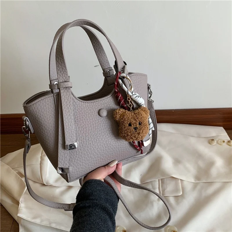 Texturierte Mini Tote-Handtasche mit charmantem Bären-Schlüsselanhänger