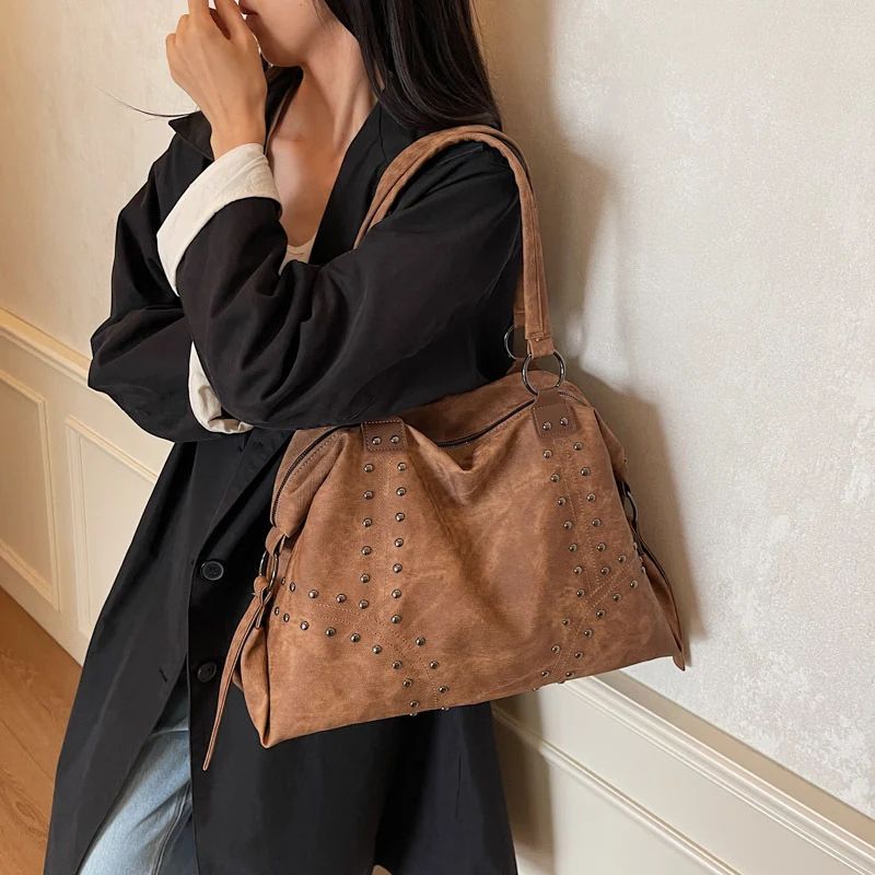 Stylische Wildleder-Tote-Handtasche mit dekorativen Nieten