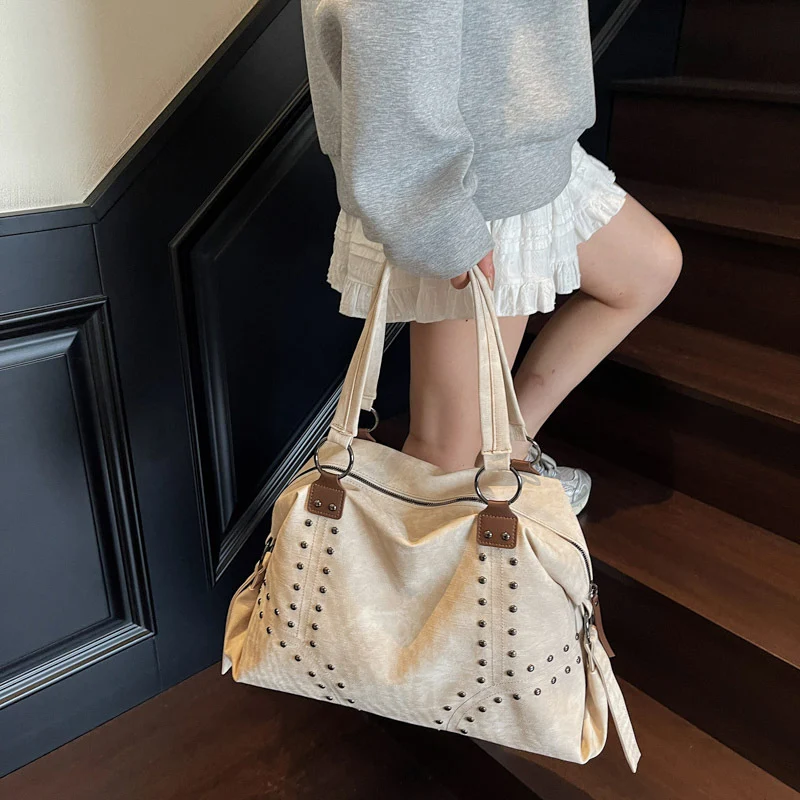 Stylische Wildleder-Tote-Handtasche mit dekorativen Nieten