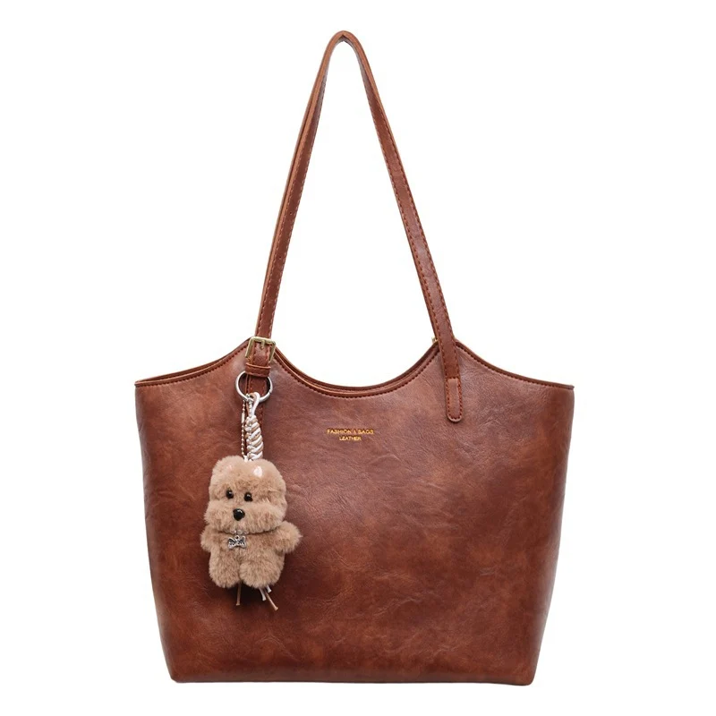 Stylische Kunstleder-Tote mit charmantem Schlüsselanhänger