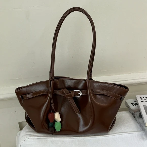 Schlanker minimalistischer Leder Tote Bag