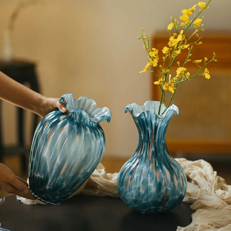 Mouthblown Skulpturale Gerippte Glaskugelvase mit Rüschenausschnitt Karnz