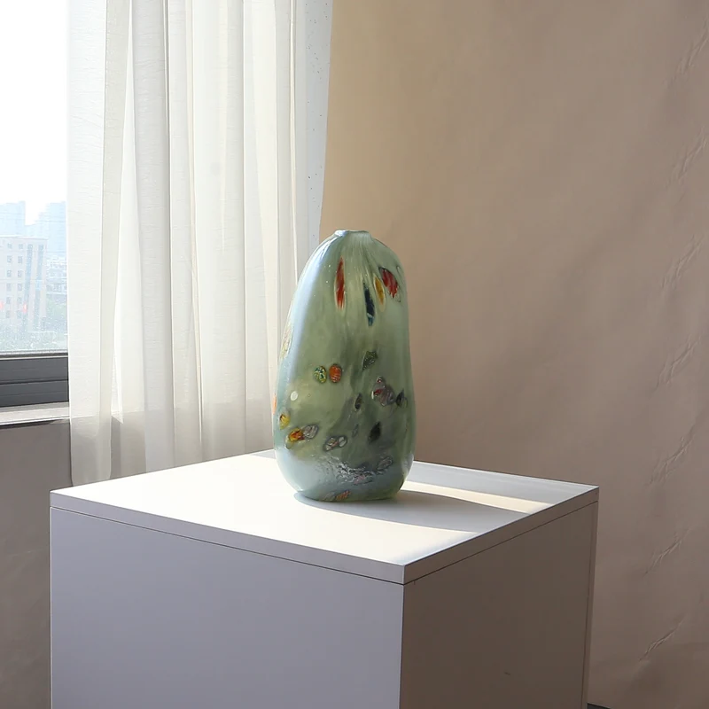 Handgeblasene skulpturale Flachprofil-Kunstglas-Vase Karnz