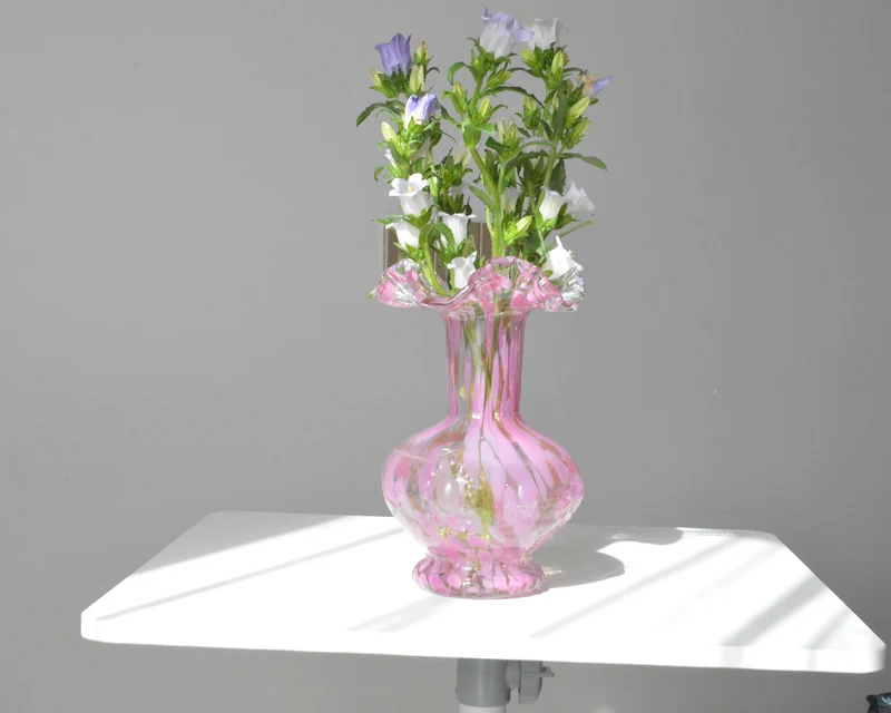 Mouthblown Ruffled-Rand bauchige Kunstglas Bud Vase Karnz