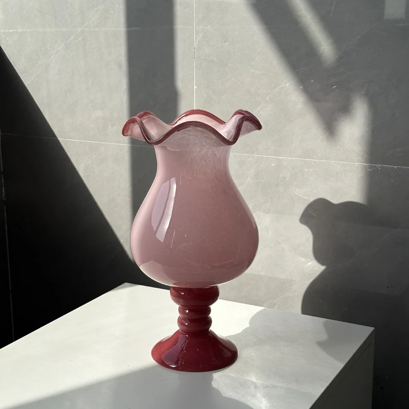 Handgeblasene Vase aus Kunstglas mit rüschigem Rand und Bulb-on-Pedestal Karnz