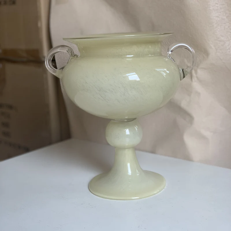Mouth-blown Fußpedestal Glas Urne Vase mit aufgebrachten Schlaufengriffen Karnz