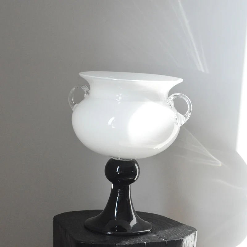 Mouth-blown Fußpedestal Glas Urne Vase mit aufgebrachten Schlaufengriffen Karnz