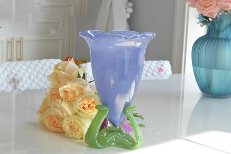 Mouthblown gerippte Podest Kunstglas Trompetenvase Karnz