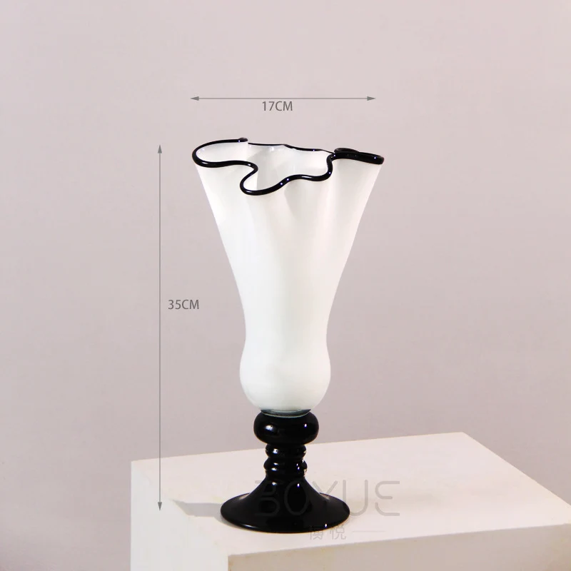 Mouthblown gerippte Podest Kunstglas Trompetenvase Karnz